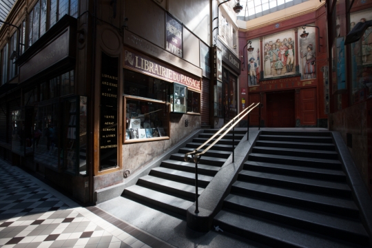 france, région ile de france, paris 9e arrondissement, passage jouffroy escalier et librairie du passage avec enseigne 2013,